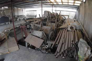 居民樓屋頂變身建材倉庫，安全隱患亟待重視